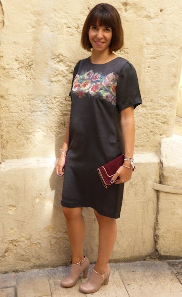 Lelou porte une robe baroque en soie Nice Things 89€ Pochette en daim Mila Louise 69€ Low boots rose poudré Schubar 95€