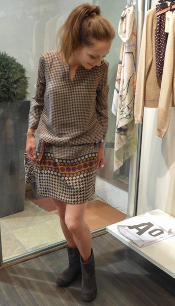 Milo porte une robe en soie Nice Things 140€ Une ceinture tressée en cuir Yerse 49€ Boots en cuir