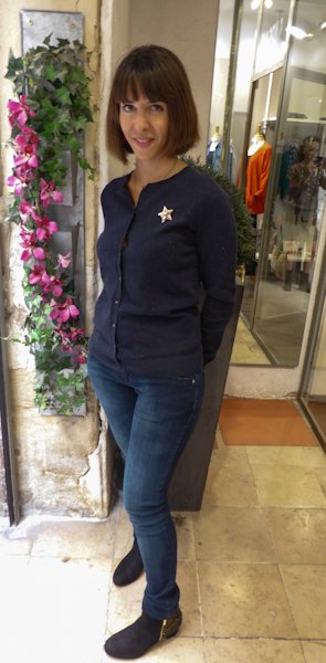 Lelou porte un jean super slim LTP 75€ Gilet en coton et soie Ao 105€ Boots en suédine doré Schubar 85€