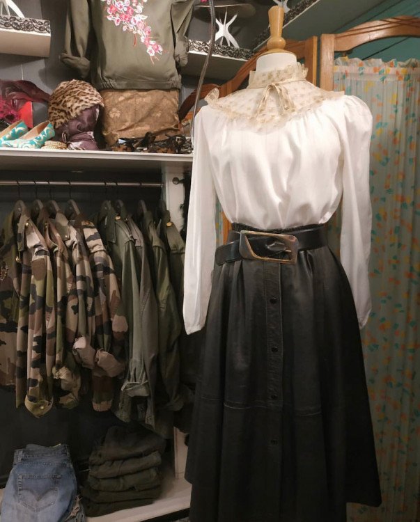 Look jupe en cuir et blouse Absolute Vintage