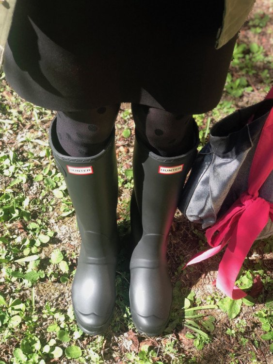 look femme avec des bottes de pluie Hunters noires