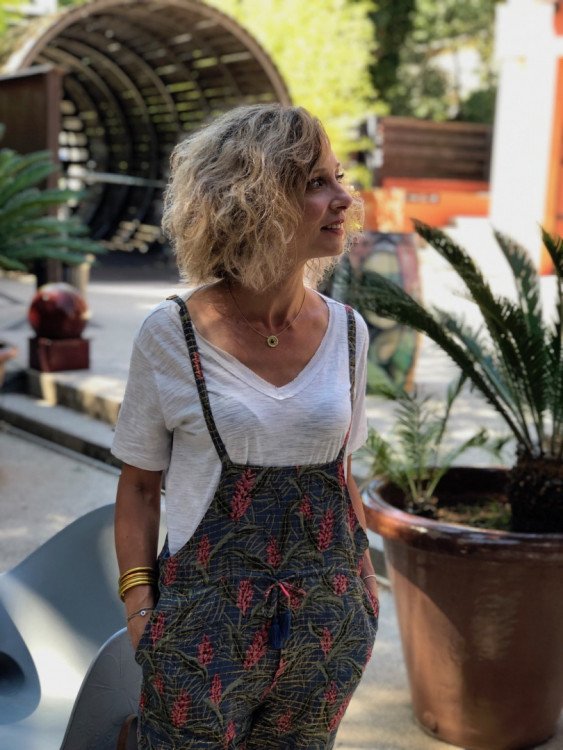femme en salopette été Louise Misha