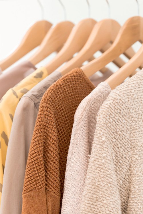 Portant à vêtements de couleur jaune et terre cuite