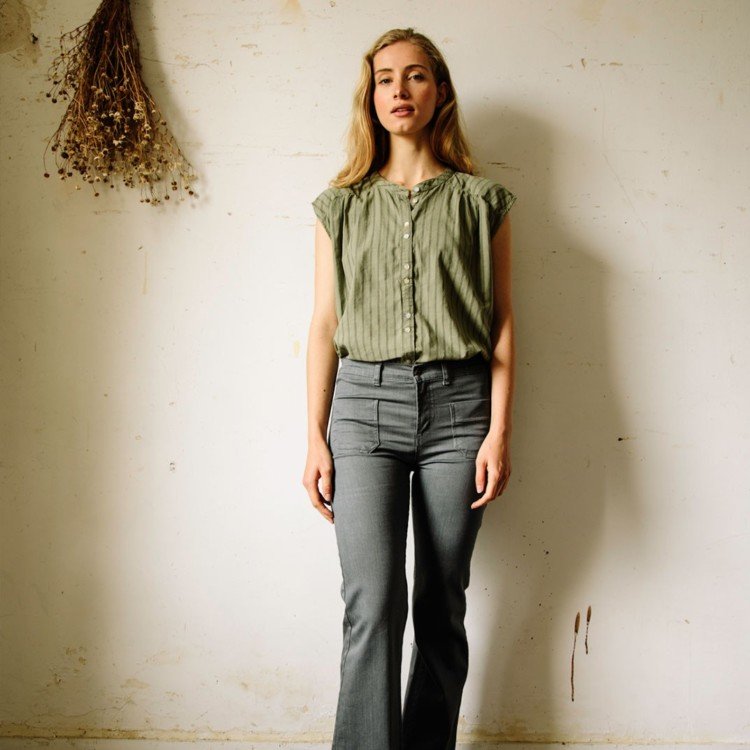 Look chemise kaki et pantalon boots cut chez Sapsak à Montpellier