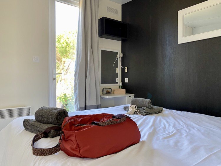 interieur bungalow camping de la dragonniere